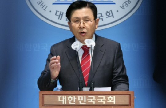 황교안 전 국무총리가 19일 오후 서울 여의도 국회 소통관에서 현 시국관련 긴급 기자회견을 하고 있다. 연합뉴스