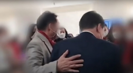 ‘건진법사’라고 불리는 전성배씨(왼쪽)가 2022년 1월1일 국민의힘 선거대책본부 산하 네트워크본부를 방문한 윤석열 후보의 어깨를 치며 사무실 직원을 소개해주는 장면 세계일보 유튜브 캡처