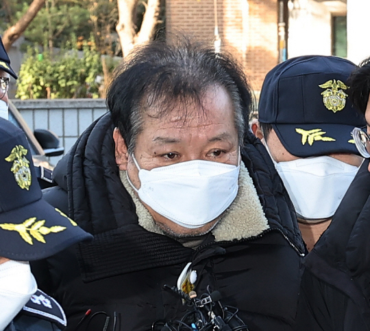 정치자금법 위반 혐의를 받는 이른바 ‘건진법사’로 알려진 전성배 씨가 19일 서울 양천구 서울남부지법에서 열린 구속 전 피의자 심문(영장실질심사)에 출석하며 법정으로 향하고 있다. 연합뉴스