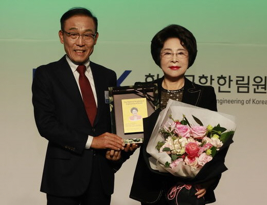 이길여(오른쪽) 가천대 총장이 한국공학한림원 명예회원 인증패를 받고 기념촬영을 하고 있다. 가천대 제공