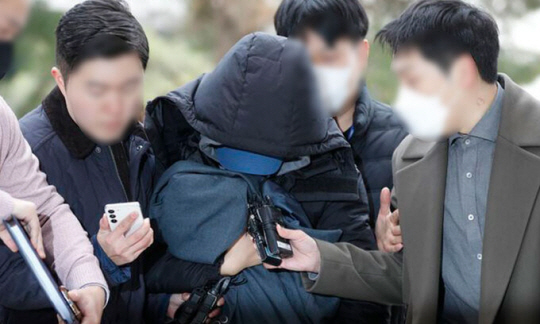 고(故) 이선균씨를 협박해 금품을 뜯어낸 전직 20대 영화배우가 지난해 12월 인천 미추홀구 인천지법에 출석하고 있다. 뉴시스