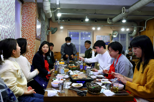 최호정(왼쪽 세 번째) 서울시의회 의장이 직원들과 식사하며 이야기를 나누고 있다. 서울시의회 제공