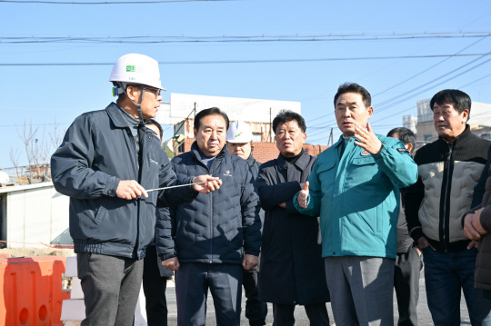 백영현 포천시장이 18일 가산 미곡처리장에서 하송우리까지 이어지는 ‘하송우~마산 간 도로확포장공사’ 임시개통 구간을 점검하고 있다. 포천시 제공