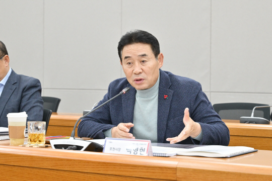 백영현 포천시장이 18일 첨단 드론산업 육성 관련 인프라시설 구축과 지원방안 마련을 목표로 추진한 용역보고회에서 발언하고 있다. 포천시 제공