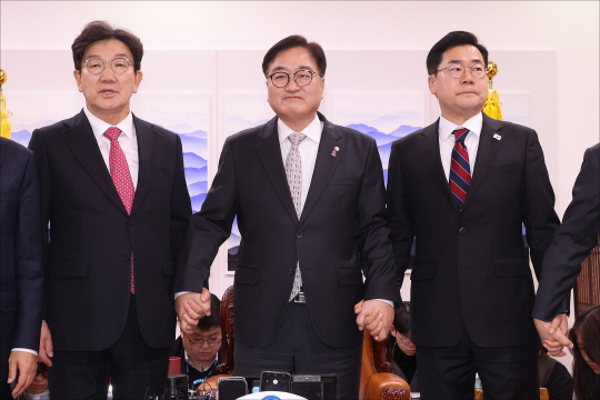 우원식(가운데) 국회의장이 지난 17일 오후 서울 여의도 국회에서 국민의힘 권성동 대표 권한대행 겸 원내대표(왼쪽), 더불어민주당 박찬대 원내대표(오른쪽)와 대화하기에 앞서 기념촬영 하고 있다. 공동취재단
