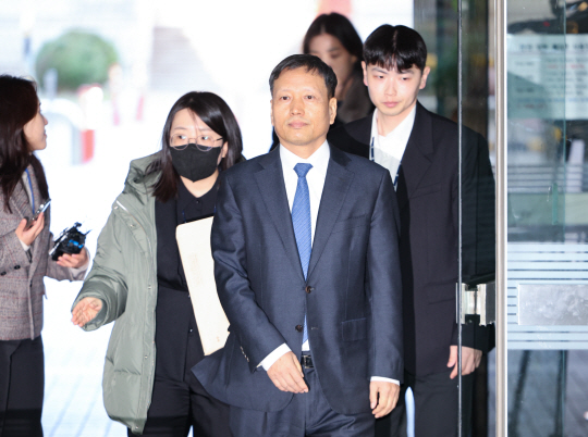 티메프 대규모 미정산 사태를 초래한 혐의를 받는 구영배 큐텐그룹 대표가 18일 오전 서울 서초구 서울중앙지방법원에서 열린 구속 전 피의자 심문(영장실질심사)에 출석하고 있다.뉴시스