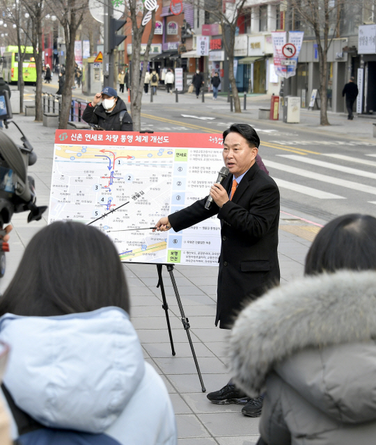 이성헌 서대문구청장이 ‘신촌 연세로 대중교통전용지구 시범 해제’를 하루 앞둔 2023년 1월 19일 현장에서 기자설명회를 열고 있다.서대문구청 제공