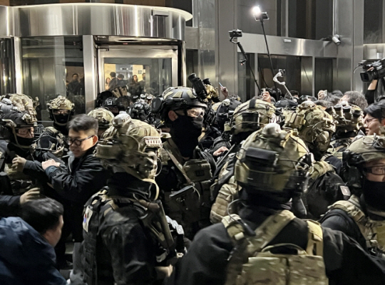 비상계엄이 선포된 지난 4일 새벽 육군 특수전사령부 예하 707특수임무단 부대원들과 제1공수특전여단 요원들이 무장한 채 국회 진입을 시도하면서 국회 보좌진과 대치하고 있다. 연합뉴스