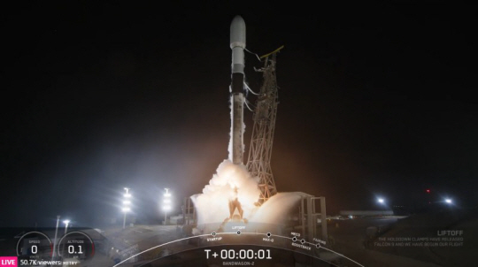 우리 군의 세 번째 정찰위성이 21일(현지시간) 미 캘리포니아주 밴덴버그 우주군 기지에서 스페이스X의 로켓 팰컨-9에 실려 발사되고 있다. SpaceX 제공 영상 캡처