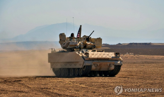 시리아 지역에서 기동하는 미군 브래들리 장갑차. 연합뉴스
