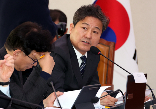 김영배  더불어민주당 의원이 지난 11월 28일 오전 서울 여의도 국회에서 열린 외교통일위원회 전체회의에서 질의를 하고 있다. 뉴시스
