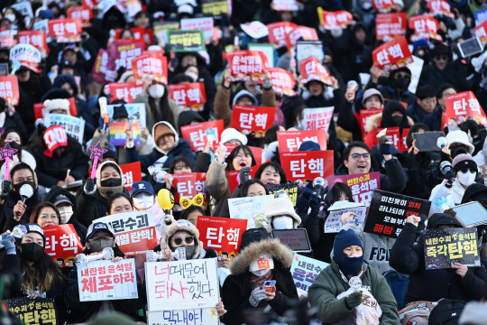 지난 14일 오후 서울 여의도 국회의사당 인근에서 열린 집회에 참석한 시민들이 구호를 외치고 있다. 윤성호 기자