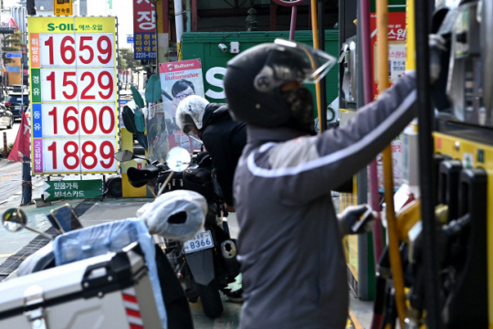 전국 휘발유와 경유 판매 가격이 10주 연속 상승한 가운데 오토바이 운전자들이 서울 시내 한 주유소에 주유를 하고 있다. 문호남 기자