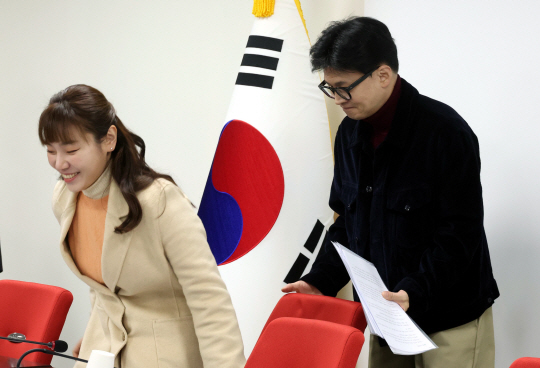 한동훈 국민의힘 대표가 지난 2월 26일 오전 서울 여의도 국민의힘 중앙당사에서 열린 비상대책위원회 회의에서 김예지 비대위원의 착석을 도와주고 있다. 뉴시스