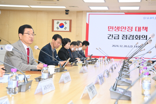 이현재(왼쪽 첫번째) 하남시장이 지난 20일 경기 하남시청에서 간부 공무원 및 전통시장 상인·소상공인 등과 ‘민생안정 대책 긴급 점검회의’를 하고 있다. 하남시청 제공