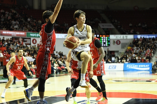 LG 승리 이끈 양준석[KBL 제공. 재판매 및 DB 금지]