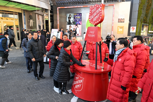 지난 17일 명동에서 구세군 자선냄비 모금에 동참한 여의도순복음교회.