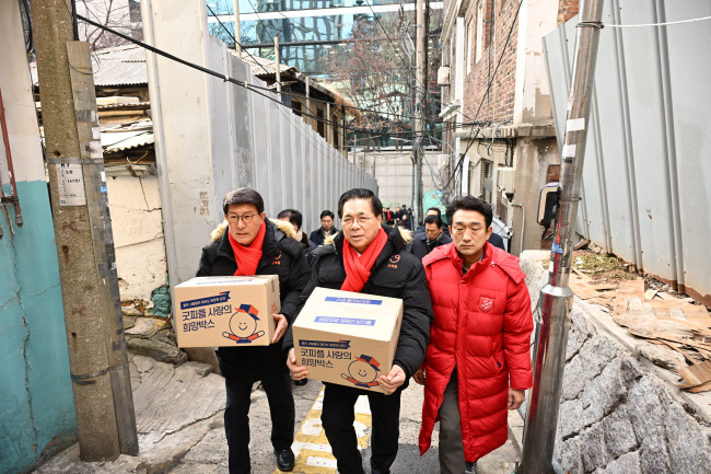 이영훈(가운데) 목사가 지난 20일 ‘희망박스’를 나르고 있는 모습.