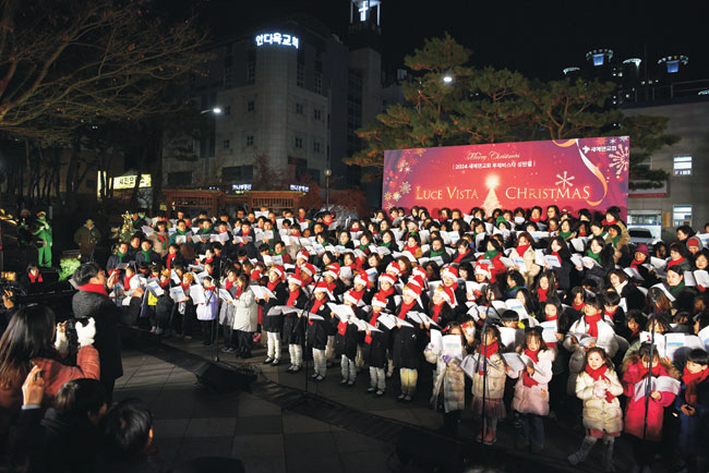 새에덴교회 어린이들로 구성된 천사의소리합창단과 이 교회 연합합창대가 15일 저녁 경기 용인 죽전중앙공원에서 캐럴을 부르며 지역주민들과 성탄의 기쁨을 나누고 있다.  새에덴교회 제공