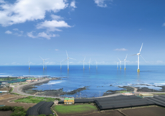 제주 지역 해안에 설치된 해상풍력 설비. 문화일보 자료사진