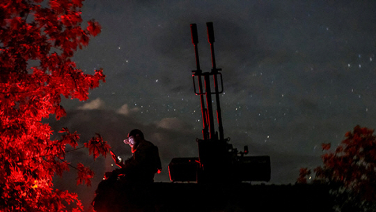 우크라이나 헤르손 지역에서 모바일 기기를 사용하는 우크라이나 방공 부대 군인. 로이터 연합뉴스