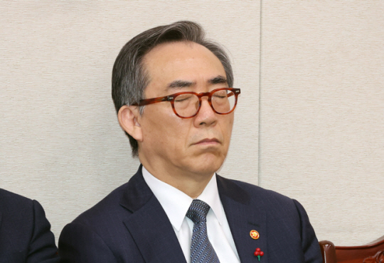 조태열 외교부 장관이 24일 서울 여의도 국회에서 열린 법제사법위원회 전체회의에서 대기하던 중 눈을 감고 있다. 뉴시스