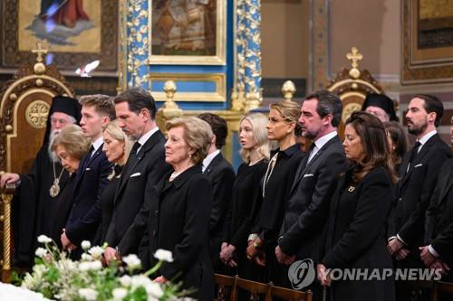 지난해 2월 18일 그리스 전 국왕 콘스탄티누스 2세 추모식에 참석한 유족들.연합뉴스