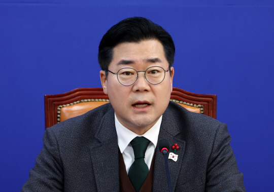박찬대 더불어민주당 원내대표가 24일 서울 여의도 국회에서 열린 원내대책회의에서 발언하고 있다. 뉴시스