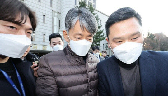 12·3 비상계엄 사태 관련 내란 혐의를 받는 조지호 경찰청장이 13일 서울중앙지법에서 열린 영장실질심사를 마친 뒤 청사를 나서고 있다. 연합뉴스