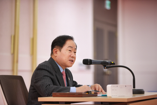 주광덕 남양주시장이 24일 민생경제 안정과 지역경제 활성화를 위한 종합 지원대책을 발표하고 있다. 남양주시 제공