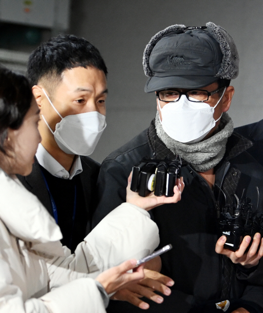 ‘12·3 비상계엄’ 준비를 주도하며 ‘북방한계선(NLL) 공격 유도’, ‘사살’ 등을 메모한 혐의를 받는 ‘계엄 비선’ 예비역 소장 노상원(오른쪽) 전 국군정보사령관이 24일 오전 서울 은평구 서부경찰서에서 서울 중앙지검으로 구속 송치되고 있다. 박윤슬 기자