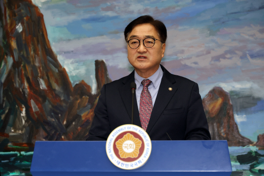 우원식 국회의장이 24일 오후 국회에서 기자회견을 열고 한덕수 대통령 권한대행 국무총리가 이날 내란·김건희 여사 특별검사법, 헌법재판관 임명 문제와 관련 발언한 것에 관해 입장을 발표하고 있다. 연합뉴스