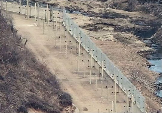 북한군이 군사분계선(MDL) 일대에 설치하고 있는 전기 철책 모습. 합참 제공