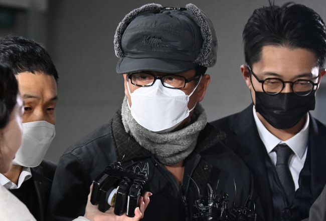 ‘12·3 비상계엄 사태’를 주도한 ‘비선’으로 지목돼 내란 등 혐의를 받고 있는 노상원 전 정보사령관이 24일 오전 서울 은평구 서부경찰서에서 서울중앙지검으로 구속 송치되고 있다.   박윤슬 기자