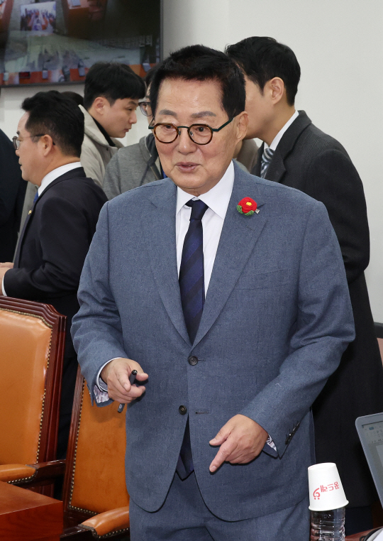 지난 18일 국회에서 더불어민주당 등 야당 주도로 열린 헌법재판관 인사청문특별위원회에 교체된 박지원 위원장이 입장하고 있다. 연합뉴스