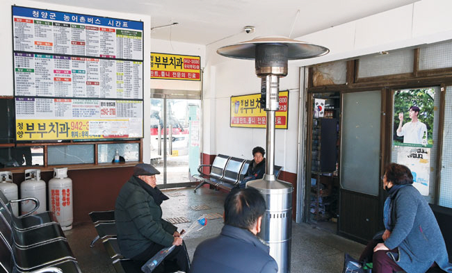 충남 청양의 시내버스터미널 대합실의 모습. 타임머신을 타고 20∼30년 전쯤으로 돌아간 것 같은 모습이다.