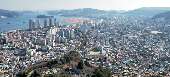 옛 회원현 성터에서 내려다본 마산 일대의 모습. 마산은 오래된 추억이 스며 있는 선 굵은 여행지다.