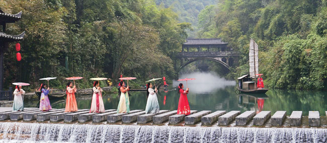 중국 장강삼협(長江三峽) 크루즈의 기항지 관광지 ‘삼협인가(三峽人家)’의 모습. 삼협인가는 소수민족인 토가족(土家族)의 생활모습을 재현한 민속촌 스타일의 관광지다.
