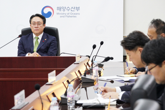 강도형(왼쪽) 해양수산부 장관이 27일 정부세종청사에서 미국 도널드 트럼프 2기 행정부 출범을 앞두고 국내 및 미국 해운·수산업계 관계자들과 화상회의를 하고 있다. 해양수산부 제공