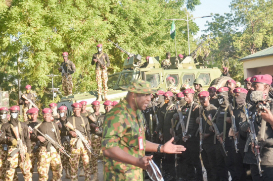 나이지리아 북서부에서 활동하는 이슬람 근본주의 무장단체 ‘라쿠라와’를 소탕하기 위해 이들의 근거지인 소코토주에 배치된 나이지리아 특수부대 장병들. X 캡처.