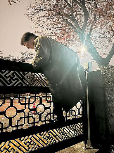 윤석열 대통령이 비상계엄을 선포한 지난 3일 밤 우원식 국회의장이 국회 담장을 넘어 경내로 들어서고 있다. 국회의장실 제공