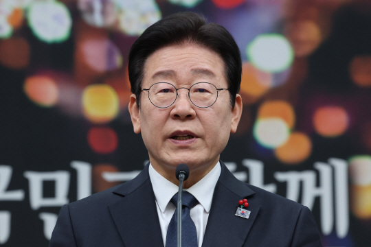 이재명 더불어민주당 대표가 27일 오전 서울 여의도 국회에서 한덕수 대통령 권한대행 국무총리 탄핵소추 등 정국 상황에 대한 입장을 발표하고 있다. 연합뉴스