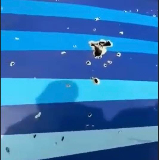 여객기 꼬리날개에서 총탄이나 파편에 맞은 흔적처럼 보이는 손상 [아제르바이잔 소셜미디어 캡처. 연합뉴스