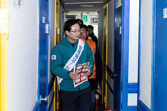 최호권 서울 영등포구청장이 최근 관내 고시원을 방문해 소방시설 설치 여부 등을 확인하고 있다. 영등포구청 제공