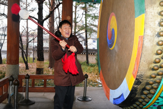 제23회 종로구 인왕산 해맞이 축제에서 정문헌 종로구청장이 북을 치고 있다.종로구청 제공