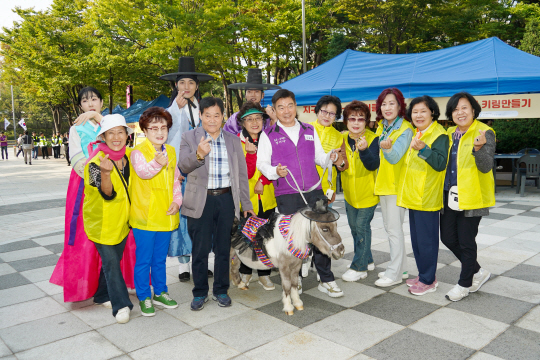 이필형(앞줄 왼쪽 네 번째) 동대문구청장이 지난 10월 8일 동대문구청에서 열린 어르신 문화축제에서 기념사진을 찍고 있다. 동대문구청 제공