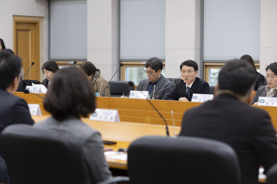 경기도가 26일 경기도경제과학진흥원에서 김성중 행정1부지사 주재로 ‘중소기업 현장 간담회’를 열고 있다. 경기도 제공