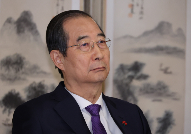 한덕수 대통령 권한대행 국무총리가 26일 서울 종로구 국무총리 공관에서 열린 주한미국상의·미국계 외투기업 간담회에 참석해 잠시 생각에 잠겨 있다.  뉴시스