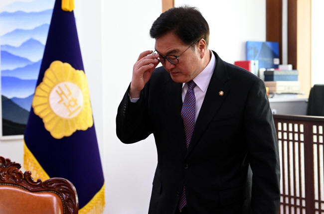 우원식 국회의장이 27일 오전 국회의장실에서 접견 예정인 콜린 크룩스 주한 영국대사를 기다리면서 굳은 표정으로 안경을 만지고 있다.  곽성호 기자