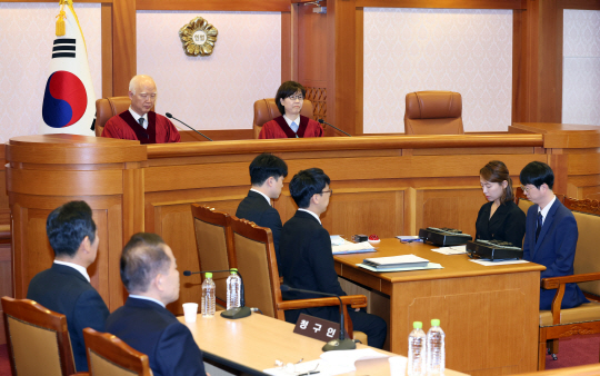 정형식(왼쪽), 이미선 헌법재판관이 27일 서울 종로구 헌법재판소 소심판정에서 열린 윤석열 대통령 탄핵 심판 첫 변론준비기일에 참석하고 있다. 연합뉴스.